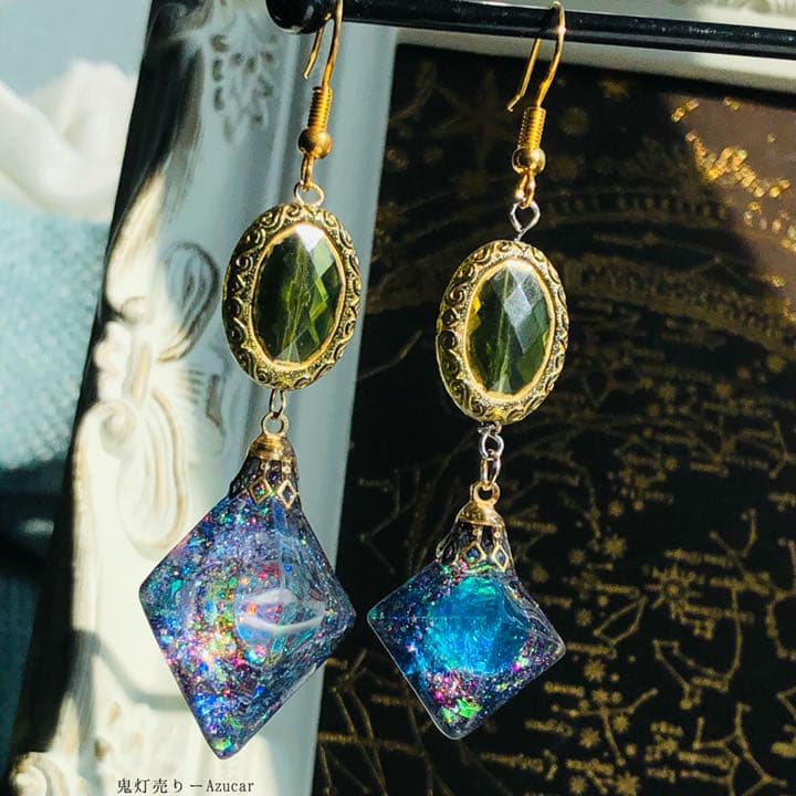 宇宙と星屑閉じ込めた蓄光フローライトピアス　イヤリング