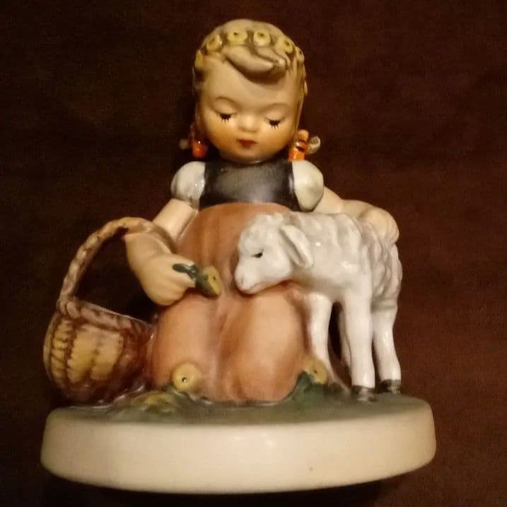 ドイツ ゲ—ベル社 フンメル人形 「羊と遊ぶ少女」